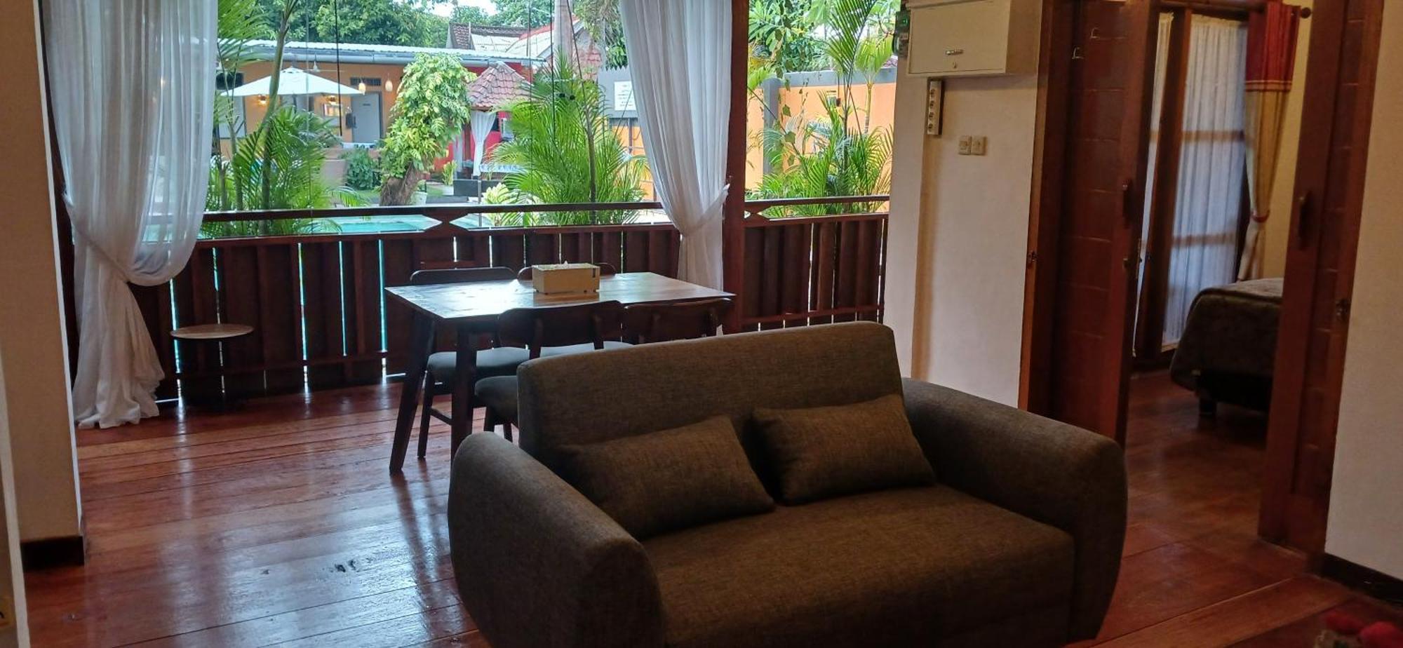 Dewi Sri Guesthouse Матарам Экстерьер фото
