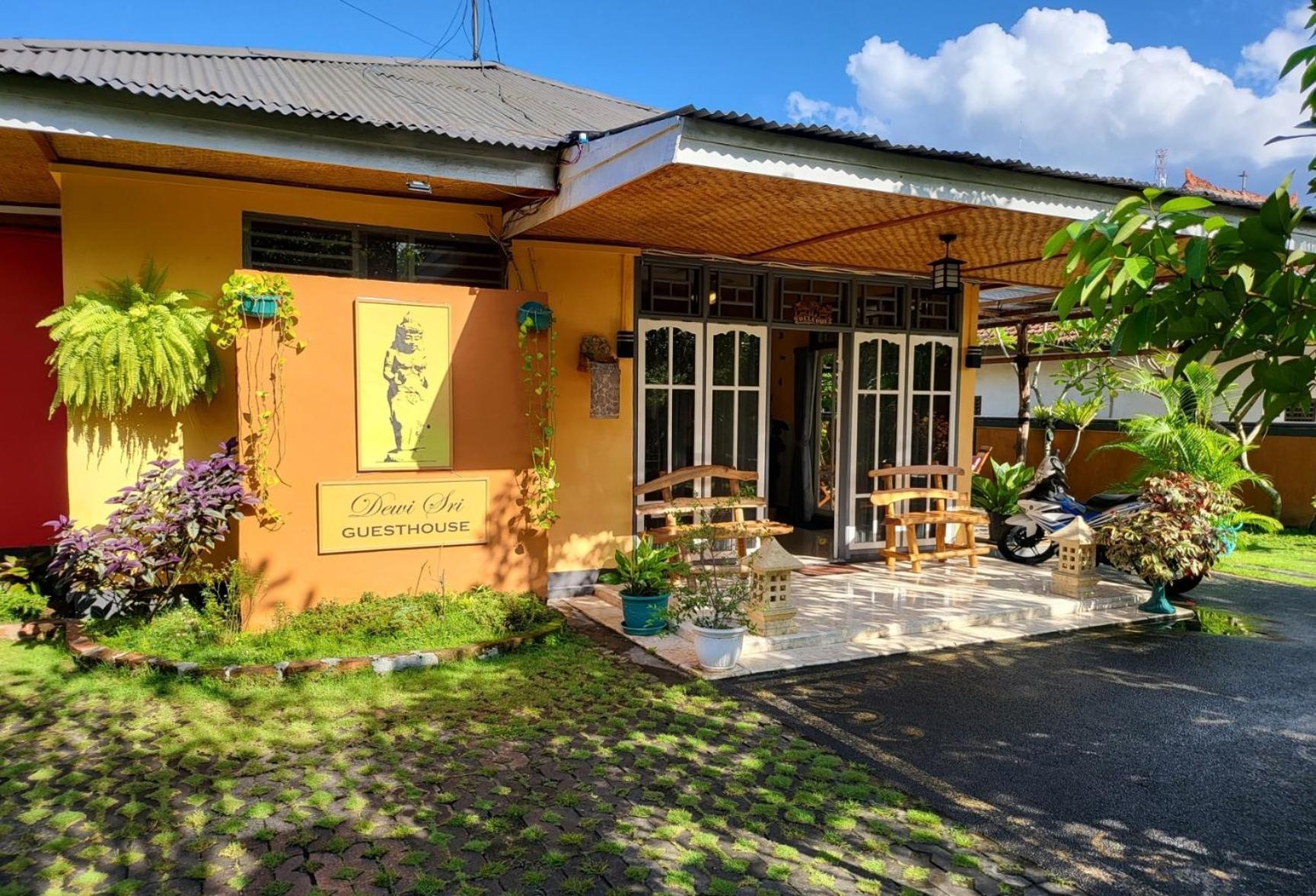 Dewi Sri Guesthouse Матарам Экстерьер фото